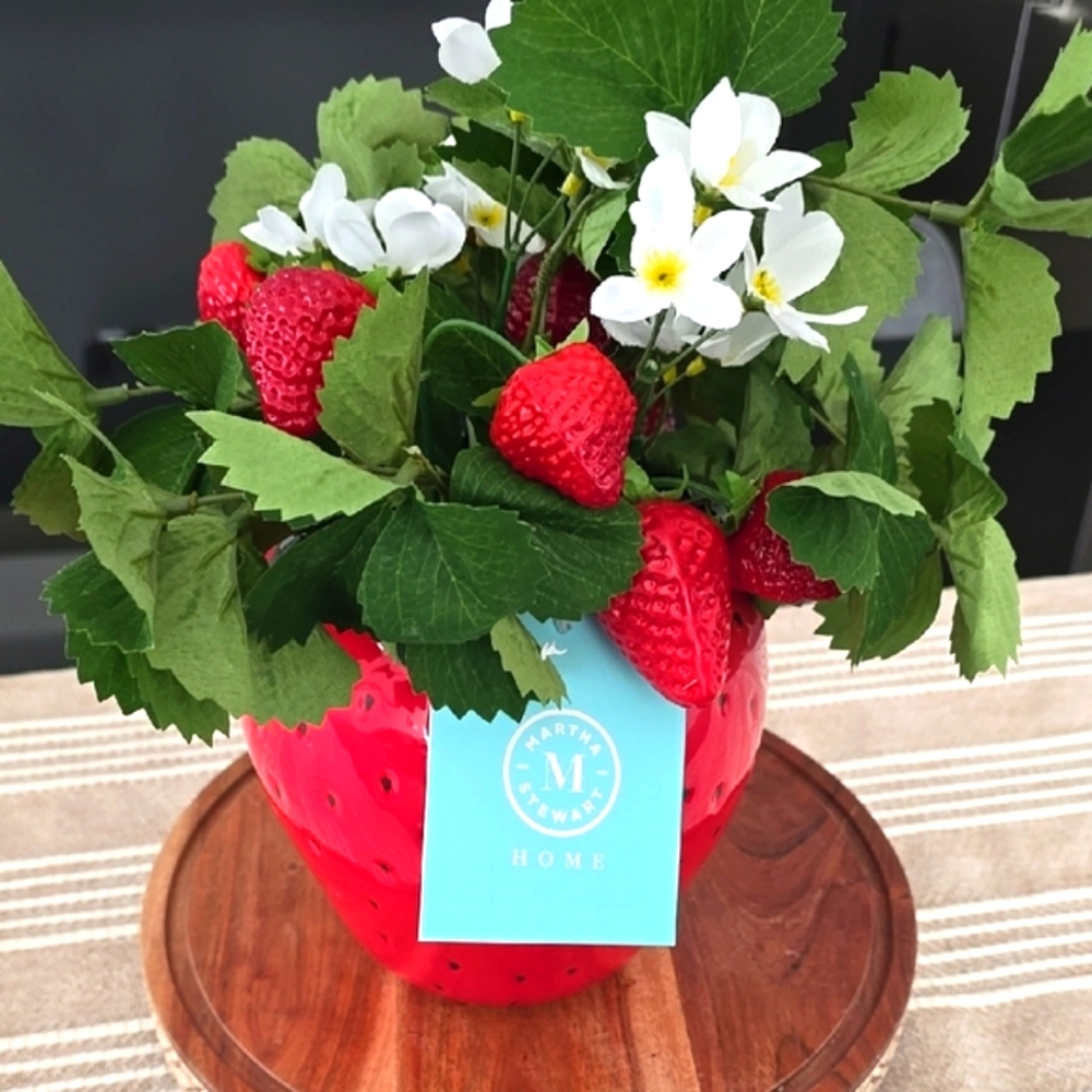 🍓 Martha Stewart Strawberry Ceramic Vase - Picture 2 of 4